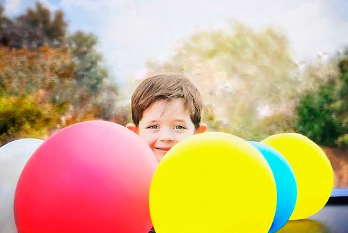 niño-con-globos
